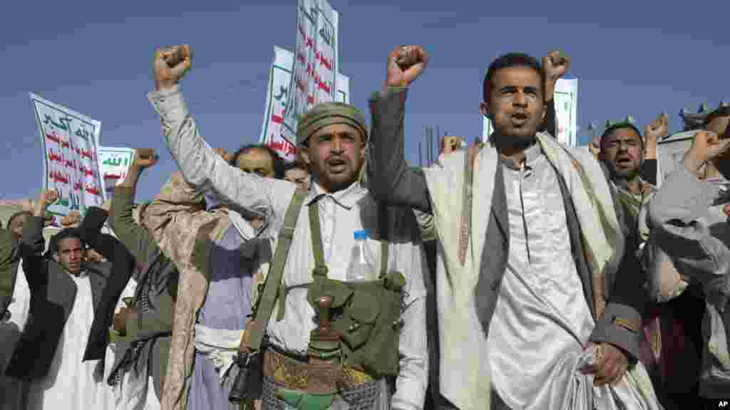Wasu 'yan kasar Yemen, suke zanga zangar a birnin Sana; a domin goyon bayan yan tawayen Houthi.