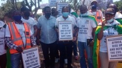 Balungiselela Ukutshengisela eZimbabwe Besithi Kazesulwe Izijeziso Zenotho