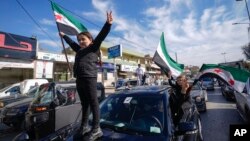 Siryen yo fete echek gouvenman Bashar Assad la nan vil Bar Elias, sou fwontye Liban ak La Siri, 8 Desanm, 2024.