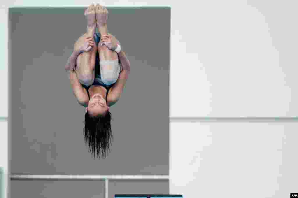 Atlet Singapura Fong Kay Yian melakukan lompatan dalam nomor lompat indah papan 3 meter dalam SEA Games di kota Naypyidaw, Myanmar.