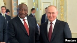 Presidente sul-africano Cyril Ramaphosa (esq) e Presidente russoi, Vladimir Putin em São Petersburgo