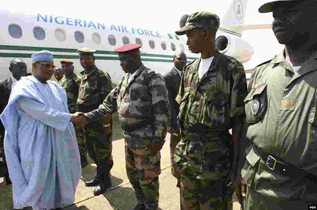  IBB ya sha hannu da shugaban Guinea a taron ECOWAS