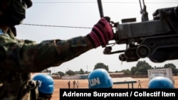 Les forces de maintien de la paix de la MINUSCA patrouillent à l'extérieur de Bangui, en République centrafricaine, le 23 janvier 2021.
