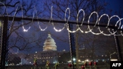Maua yamewekwa katika uzio wa waya wenye makali unaolizunguka Bunge la Marekani ikiwa ni hatua ya kuimarisha ulinzi, Januari 15, 2021 in Washington, DC baada ya uvamizi uliofanywa na wafuasi wa Rais Trump.