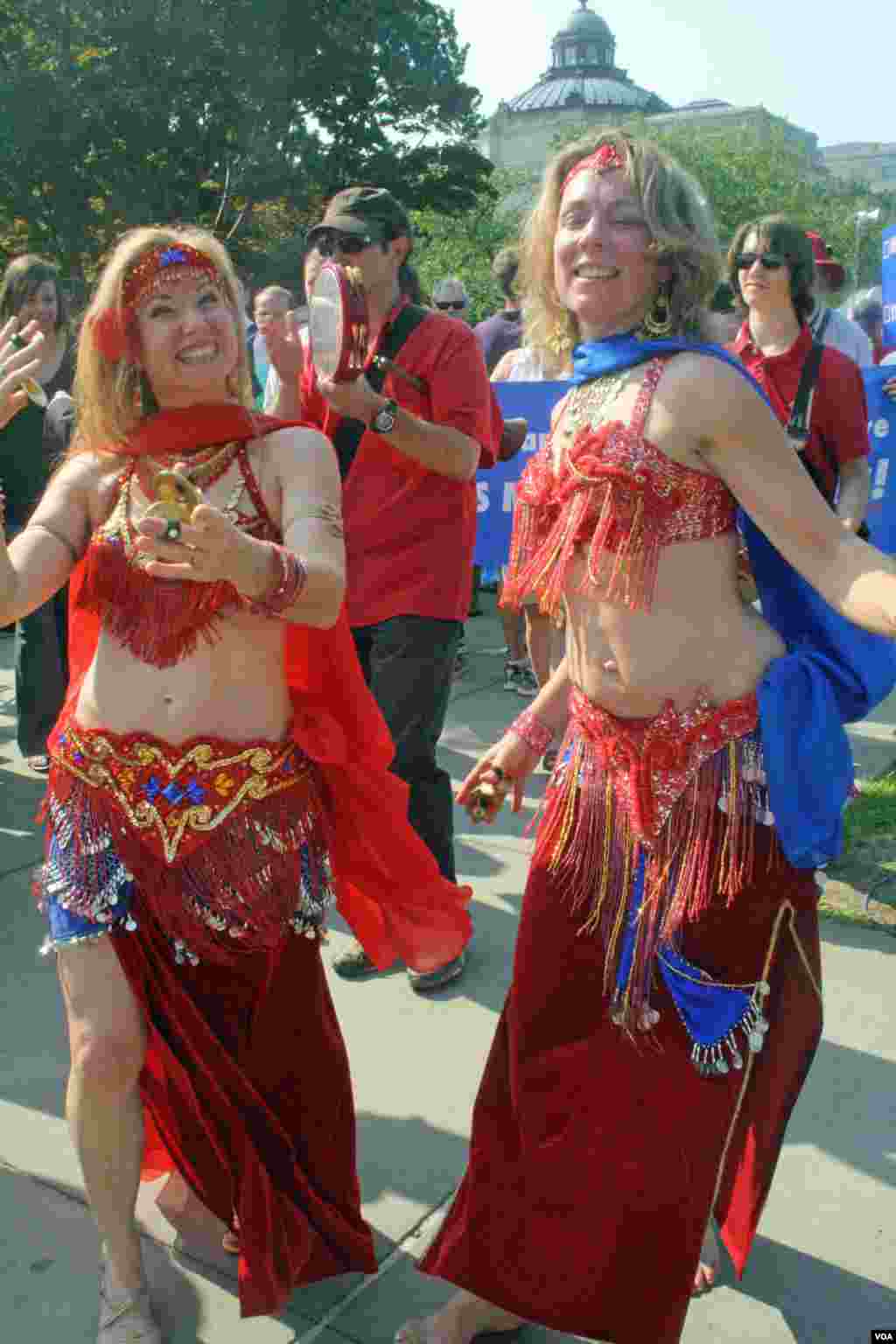 La espera ha estado amenizada con música, proclamas... y hasta danzas.