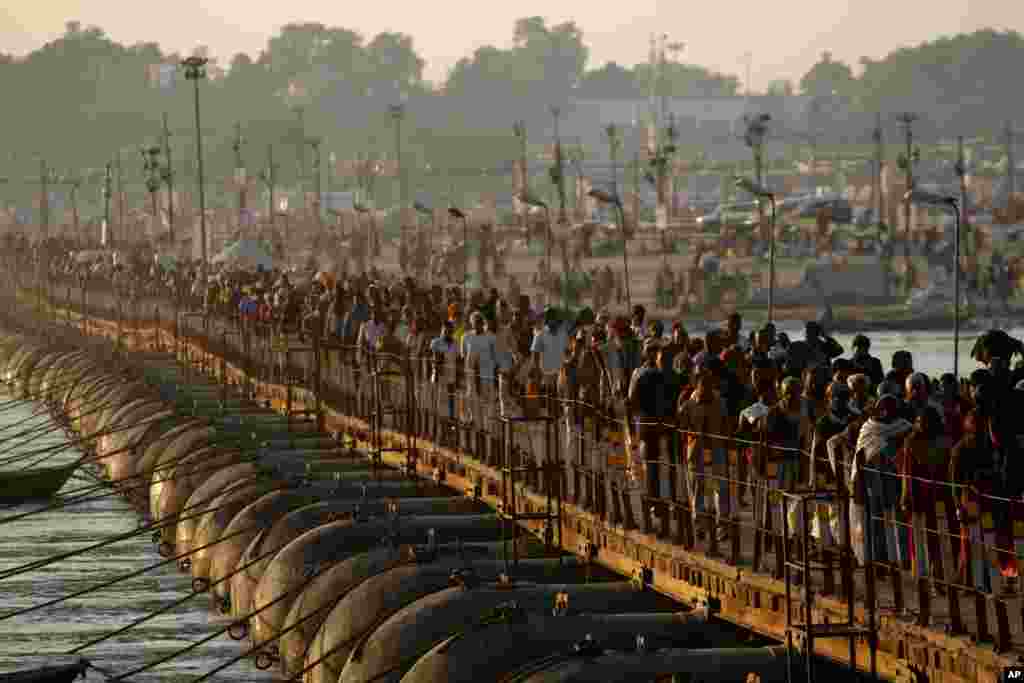 Kaum Hindu berdatangan untuk berendam di Sangam, pertemuan antara sungai Ganges, Yamuna dan Saraswati di Allahabad, India. 