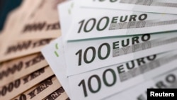 Lembar uang kertas euro di sebuah pedagang valuta asing di Tokyo, 9 September 2020. (Foto: Reuters)