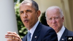 El presidente Barack Obama, acompañado del vicepresidente Joe Biden, habla desde la Rosaleda de la Casa Blanca, sobre la inmigración.