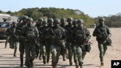 資料照片：台灣軍隊正在北部新竹縣的演習中跑步訓練。(2021年1月19日）