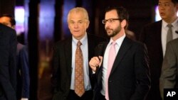 El asesor comercial de la Casa Blanca, Peter Navarro (izquierda), sale de su hotel en Beijing el viernes 4 de mayo de 2018. China y EE.UU. tienen una disputa sobre tecnología que ha llevado a las dos economías más grandes del mundo lo más cerca que han estado de una guerra comercial.
