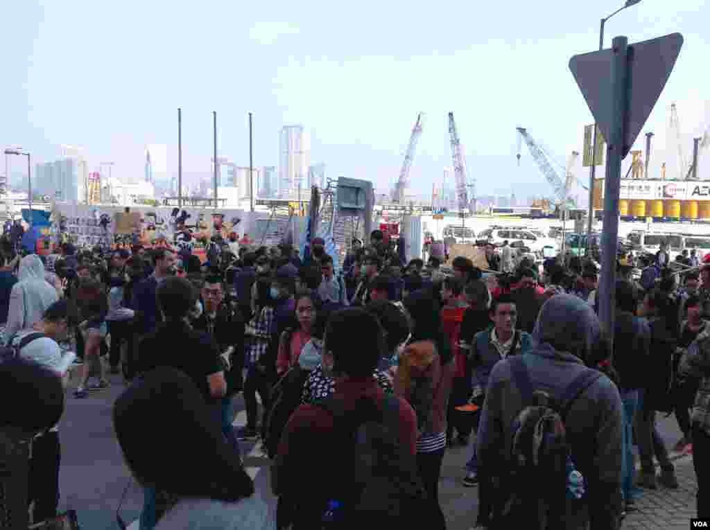 高等法院執達主任在金鐘中信大廈展開清理障礙物行動(美國之音海彥拍攝)