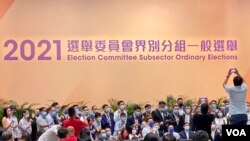 香港選舉委員會界別分組選舉9月19日完成投票，但是點票程序一再延誤，至9月20日凌晨仍未公佈任何界別的點票結果，多名候選人及團隊成員在台下拍照留念 （美國之音湯惠芸）