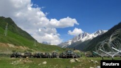 印度軍隊準備開往拉達克地區的軍車。（2020年6月16日）