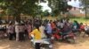 ពលរដ្ឋ​ក្នុង​សង្កាត់​ក្បាលកោះ​ហ៊ាន​តតាំង​ជាមួយ​អាជ្ញាធរ​ដែល​ដេញ​ពួកគាត់​ពី​បរិវេណ​ការិយាល័យ​បោះឆ្នោត