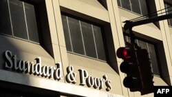 Kantor Standard & Poor's, perusahanan layanan finansial menurunkan peringkat kredit Inggris, Kamis (13/12).