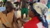 Un agent de la Croix-Rouge vaccine un enfant dans la localité de Nangungue (Est), au Cameroun, le 12 avril 2013. (AFP)