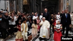 Pope Francis aliposherehekea misa ya mkesha wa Krismasi katika Kanisa kuu la Mtakatifu Petro mjini Vatican, tarehe 24 Desemba 2022. REUTERS