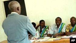 Session d'un tribunal Gacaca chargé de juger les supects du génocide à Mayange, Rwanda (Archives)