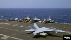 2017年3月3号，完成对南中国海有争议地区的例行巡弋之后，一架美国海军F-18喷气式战斗机降落在卡尔文森号航母的甲板上。