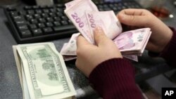 Mata uang Turki, Lira, kembali anjlok nilainya terhadap dolar AS dalam perdagangan hari Jumat 22/3 (foto: ilustrasi). 