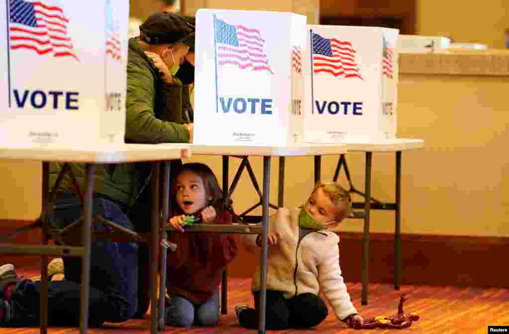 Una pareja llena sus boletas en un centro de votación el día de las elecciones en Jeffersontown, Kentucky, el 3 de noviembre de 2020.