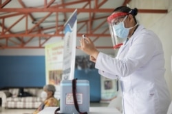 Costa Rica espera recibir seis millones de vacunas para COVID-19 que protegerán a tres millones de personas, ya que se recomiendan dos dosis por persona, entre la población migrante. [Foto Armando Gómez/VOA]
