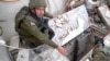 Juru bicara militer Israel Daniel Hagari menunjukkan sebuah apa yang ia sebut sebagai sebuah terowongan di sebuah lokasi di Gaza, dalam potongan gambar dari video yang dirilis pada 13 November 2023. (Foto: Israel Defense Forces/Handout via Reuters)