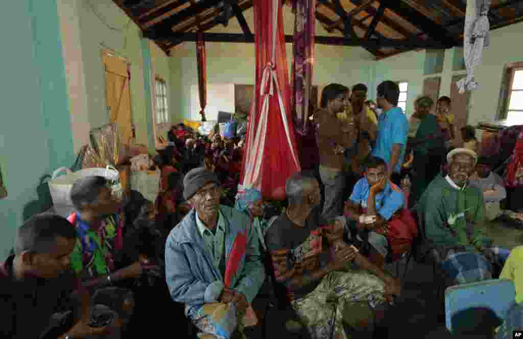 Sri Lankan mudslide survivors sit at a relief center set up in a school in Punagala in Badulla district, east of Colombo, Sri Lanka, Oct.30, 2014.