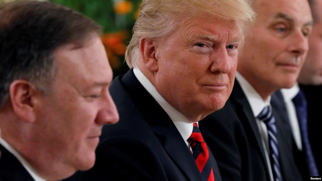 Predsednik SAD Donald Tramp, u pranji državnog sekretara Majka Pompea i šefa osoblja Bele kuće, Džona Kelija, na ručki sa singapurskim premijerom Li Hsein Lungom, u Istani, i Singapuru, 11. juna 2018.