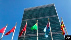 Bendera-bendera dari berbagai negara di luar Markas PBB di New York. 