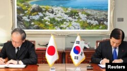 한민구 한국 국방장관(오른쪽)과 나가미네 야스마사 주한일본대사가 지난 23일 서울 용산구 국방부에서 2급이하 군사비밀을 직접 공유하는 군사비밀정보보호협정(GSOMIA)을 체결하고 있다.