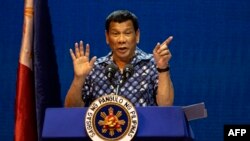 Presiden Filipina Rodrigo Duterte berbicara pada sebuah acara kampanye menjelang pemilu di Manila hari Sabtu (11/5).