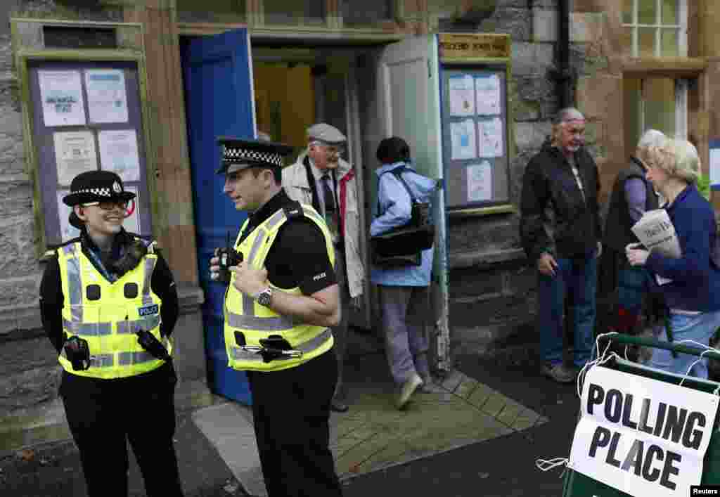 Polisi di luar tempat pemungutan suara di Pitlochry (18/9). (Reuters/Russell Cheyne)