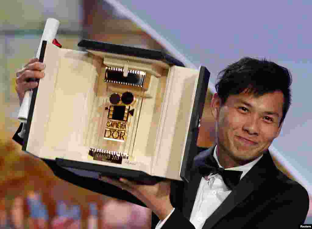 Sutradara asal Singapura Anthony Chen memegang piala Camera d'Or yang dimenangkannya untuk filmnya "Ilo Ilo" (26/5).