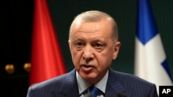 Presiden Turki Recep Tayyip Erdogan berbicara saat konferensi pers bersama dengan Perdana Menteri Yunani Kyriakos Mitsotakis di Ankara, Turki, Senin, 13 Mei 2024. (Foto: AP)