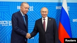 Presiden Turki, Recep Tayyip Erdogan (kiri) bertemu Presiden Rusia Vladimir Putin di sela-sela KTT BRICS di Kazan, Rusia 23 Oktober 2024 lalu (foto: dok). 