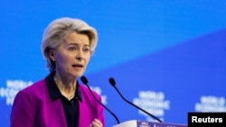Ketua Komisi Eropa Ursula von der Leyen berbicara di Davos, Swiss Selasa (17/1). 