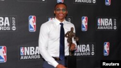 Russell Westbrook, joueur d'Oklahoma City Thunder, pose avec son prix du meilleur joueur (MVP) lors des NBA Awards à New York, le 26 juin 2017. Brad Penner - USA TODAY Sports 