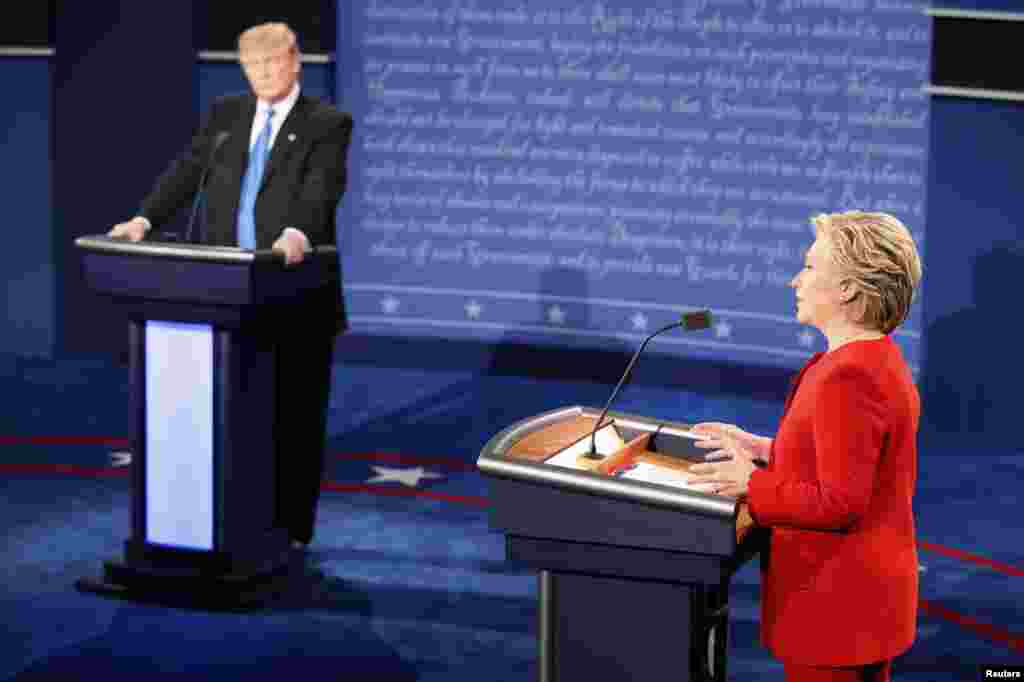 Kandidat presiden AS dari Partai Republik Donald Trump dan calon presiden dari Partai Demokrat Hillary Clinton dalam debat presiden pertama di Hofstra University di Hempstead, New York (26/9). (Reuters/Rick Wilking)