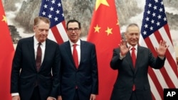 美国财政部长姆努钦(中)与贸易代表莱特希泽(左)在北京会晤前，中国副总理刘鹤(右)与他交谈时的手势。（2019年5月1日）