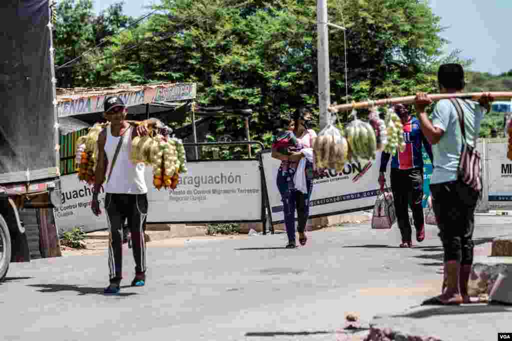 Un venezolano carga frutas para vender en la zona fronteriza. A unos 90 kilómetros de Riohacha, Colombia, se encuentra la zona fronteriza de Paraguachón, un área conocida por un constante flujo migratorio y de comercio informal.