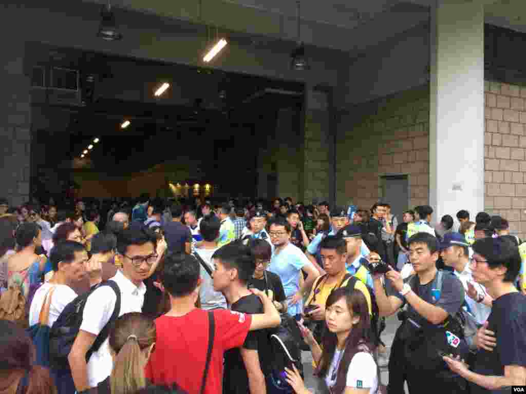 香港上诉庭的对学民思潮前召集人黄之锋、学联前秘书长周永康及前常委罗冠聪改判裁定,引发泛民的广泛不满。数百名支持者在高等法院内外高喊口号声援三人。