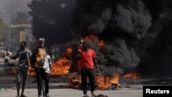 Manifestantes durante confrontos com a polícia em protesto contra o adiamento das eleições presidenciais de 25 de fevereiro, em Dakar, Senegal, a 9 de fevereiro de 2024.