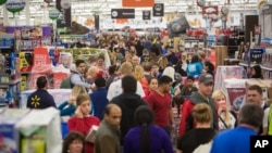 Clientes de la cadena de tiendas Walmart inundaron sus tiendas en todo el país en busca de ofertas.