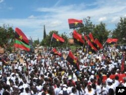 Bandeiras do MPLA e da UNITA nas celebrações do Dia da Paz, em Malanje