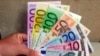 Seorang karyawan di Bank Sentral di Hanover, Jerman utara, memegang mata uang Euro, 30 Agustus 2001 (Foto: AP)