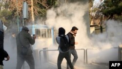 თეირანის უნივერსიტეტის სტუდენტების დემონსტრაცია ირანის პოლიციამ ცრემლსადენი გაზის გამოყენებით დაშალა, 30 დეკემბერი, 2017 