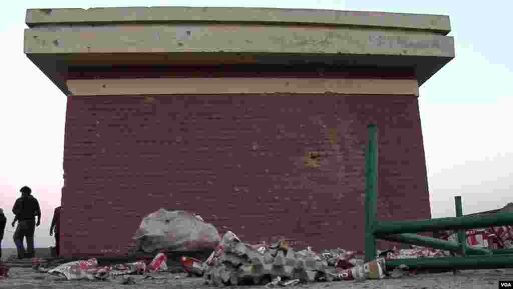 Snipers took out the last remaining militants as they tried to flee from this rooftop through stairs behind the wall. Bacha Khan University in Charsadda, Pakistan. (A. Tanzeem/VOA)