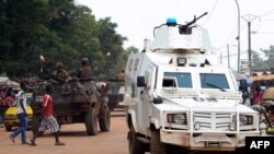 Misi penjaga perdamaian PBB, yang dinamakan MINUSCA, dalam kendaraan patroli di Bangui, Republik Afrika Tengah (14/9).