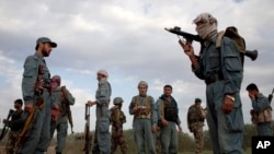 Polisi Afghanistan melakukan patroli bersama pasukan Jerman di Char Darah, di luar Kunduz, Afghanistan (foto: dok).
